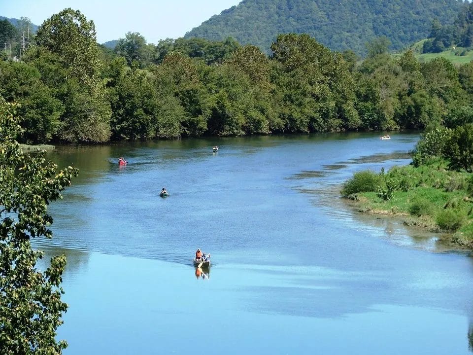 A group of people canoeing down the Clinch River at Clinch River Family Campground.