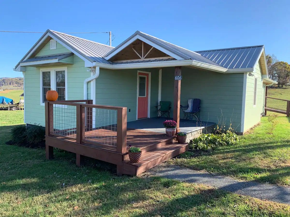 The outside of Happy Trails Cottage in Nickelsville, Virginia, with two chairs on the front porch.